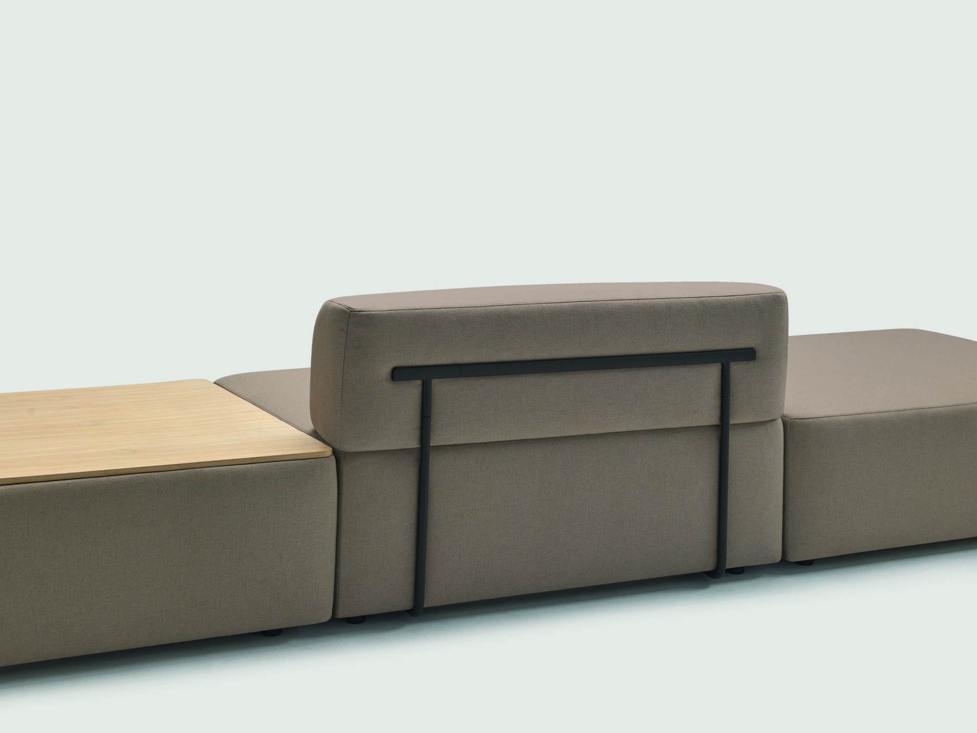 Canapé modulaire design Entropy par Inclass, signé Christophe Pillet canapé modulaire design Inclass Entropy, dossier sur support tubulaire et plateau en bois