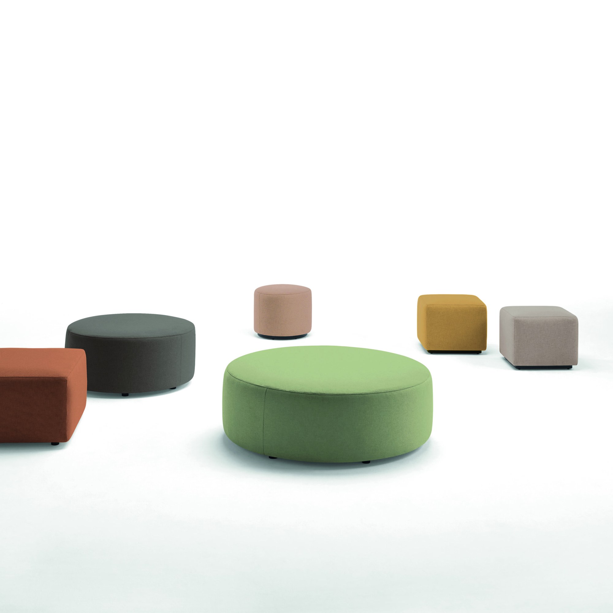 Canapé modulaire design Entropy par Inclass, signé Christophe Pillet canapé modulaire design Inclass Entropy, poufs ronds et carrés de plusieurs couleurs