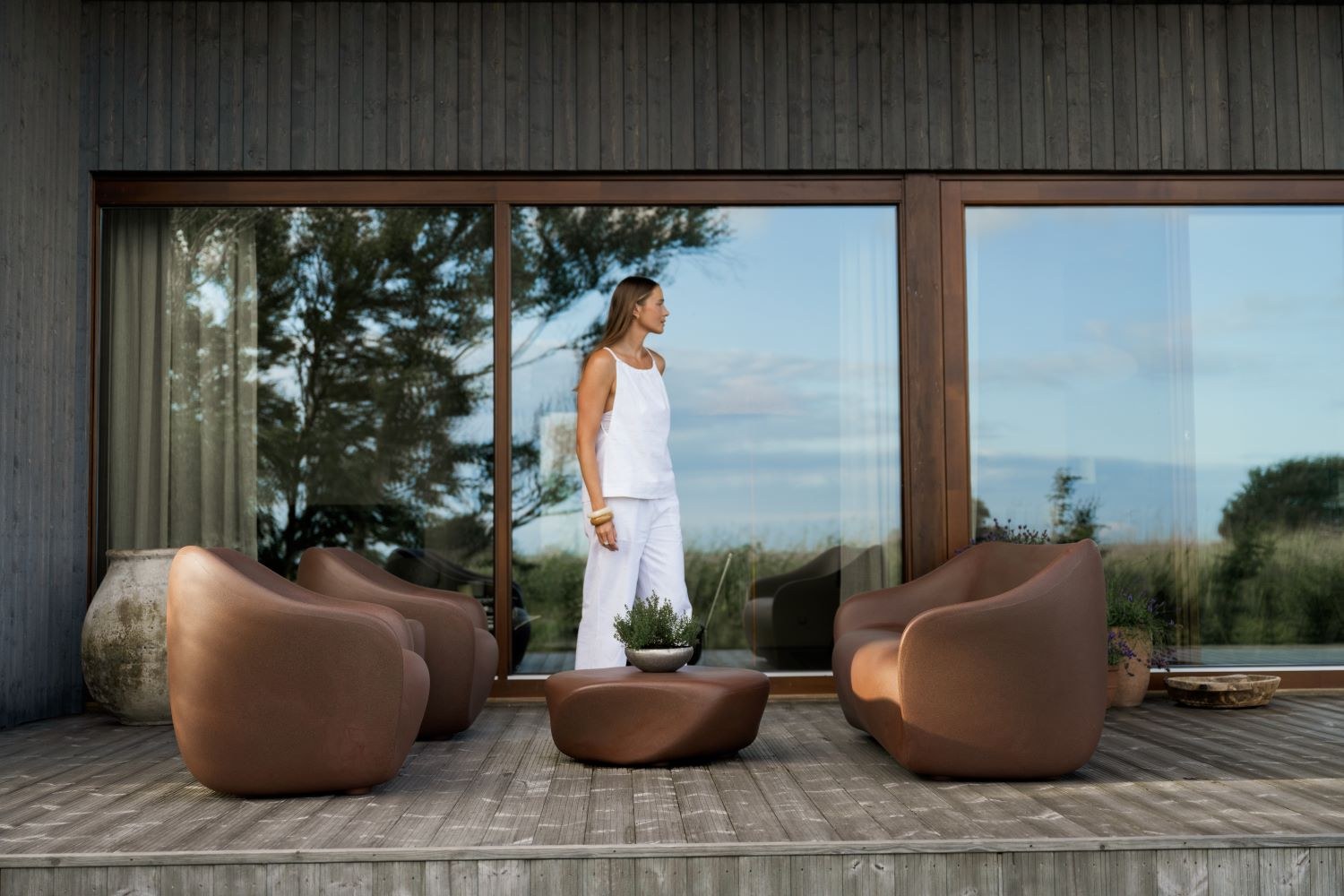 Canapé Reborn en polyéthylène recyclé par ecoBirdy x SLIDE Studio canapé Reborn Slide ecoBirdy, terrasse bois