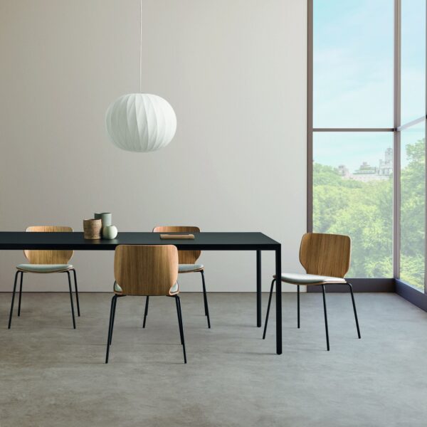 chaise coque bois Inclass Nim autour de la table noire sous une suspension