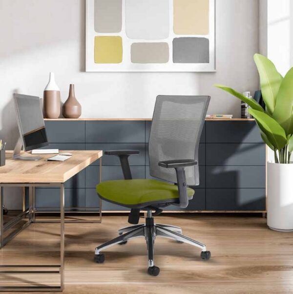 chaise de bureau résille, dossier résille gris et assise verte sur piètement aluminium dans un bureau moderne avec plan de travail en bois