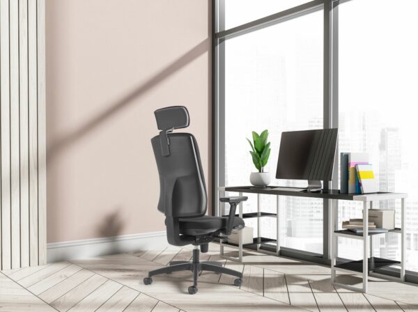 Chaise de bureau tissu noire à têtière devant un bureau et une grande baie vitrée