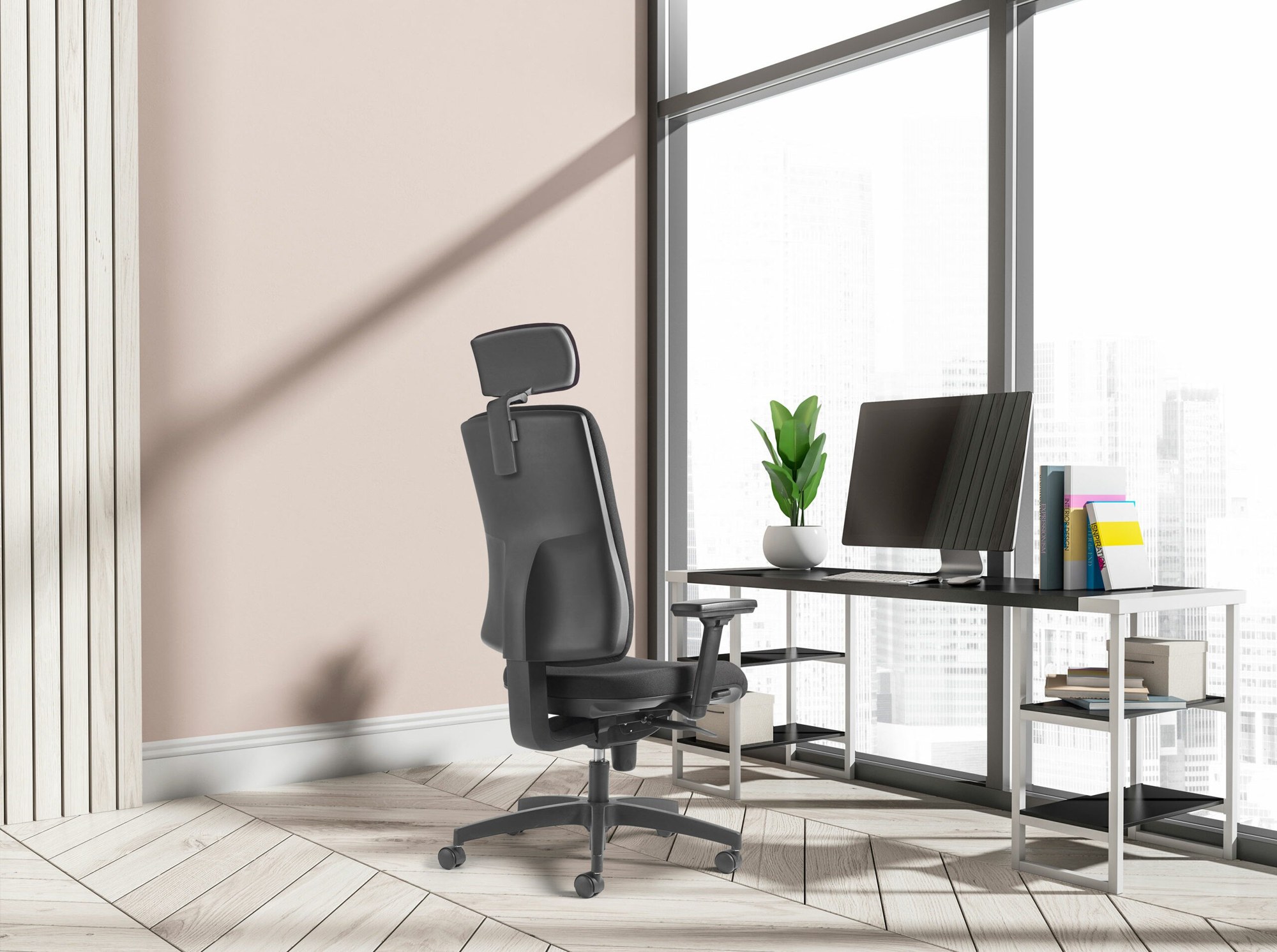 Chaise de bureau tissu noire à têtière devant un bureau et une grande baie vitrée