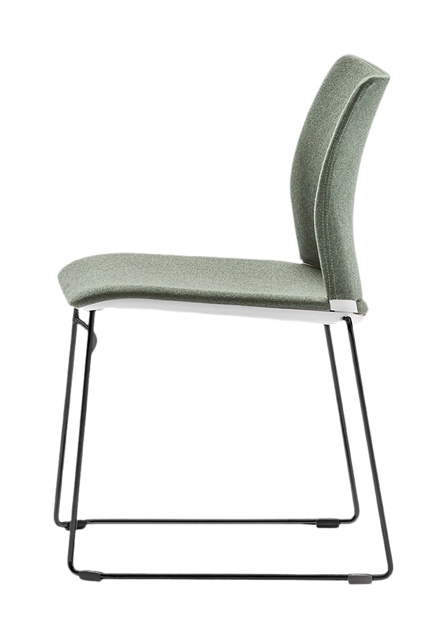 Chaise empilable Area par Bralco, piètement luge, résille ou garnie chaise empilable Area Bralco entièrement garnie de tissu vert sur piètement luge noir, fond blanc