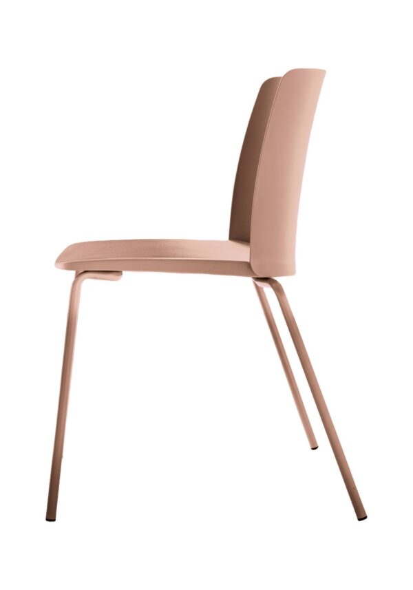 chaise empilable Daisy Bralco, coque en technopolymère rose et pieds en acier peints de la même couleur, vue de profil, fond blanc