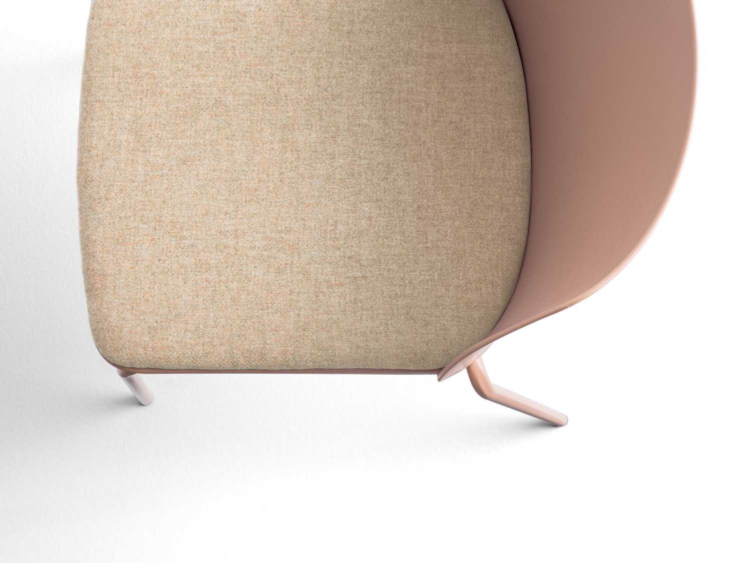 Chaise empilable Daisy par Bralco, coque polymère et pieds assortis détail du coussin d'assise en tissu et de la coque rose d'une chaise empilable Daisy Bralco, vue de dessus