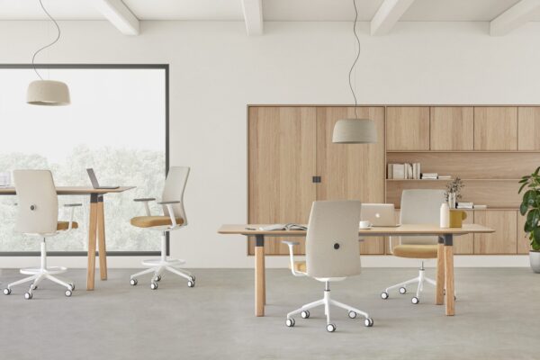 chaise ergonomique Inclass Esitt dans un bureau aux parois en bois clair