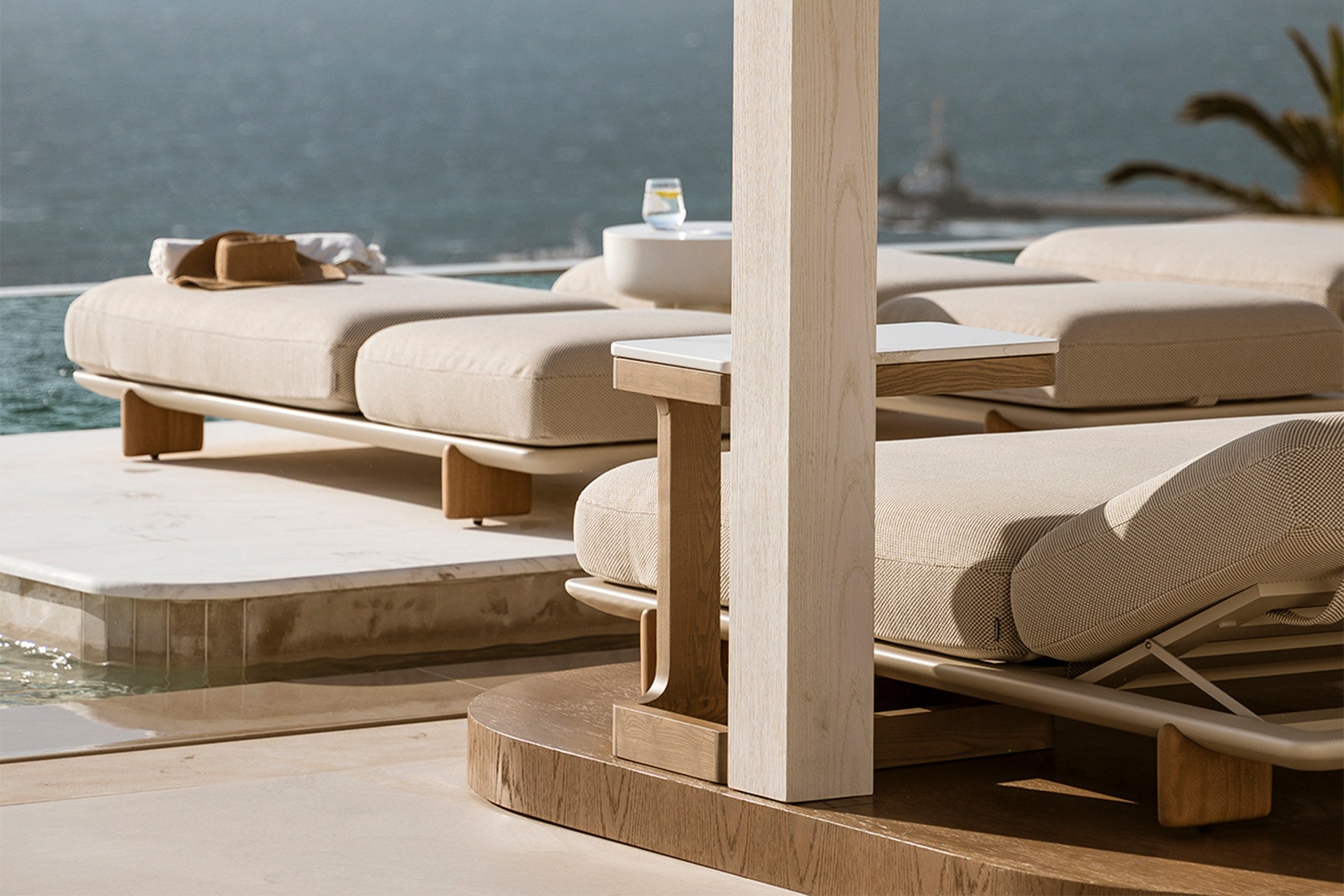 Chaise longue Milos en aluminium, iroko et tissu au design contemporain par Jean-Marie Massaud x Vondom chaise longue Milos Vondom en situation, photo d'ambiance