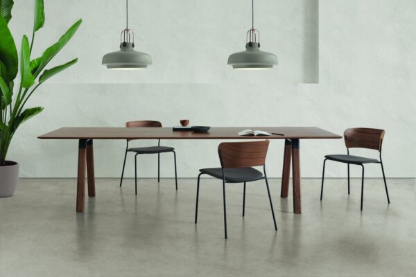 chaise restaurant Inclass Arc autour d une grande table en bois sombre