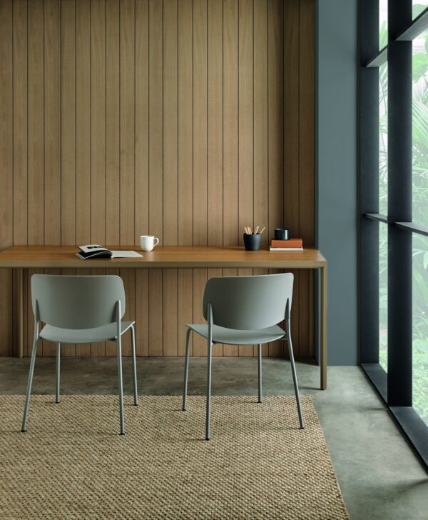 chaise restaurant Inclass Aryn grises devant une table en bois