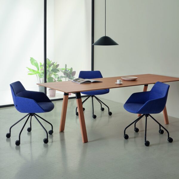 chaise restaurant Inclass Dunas XS bleue sur roulettes autour d une table en bois