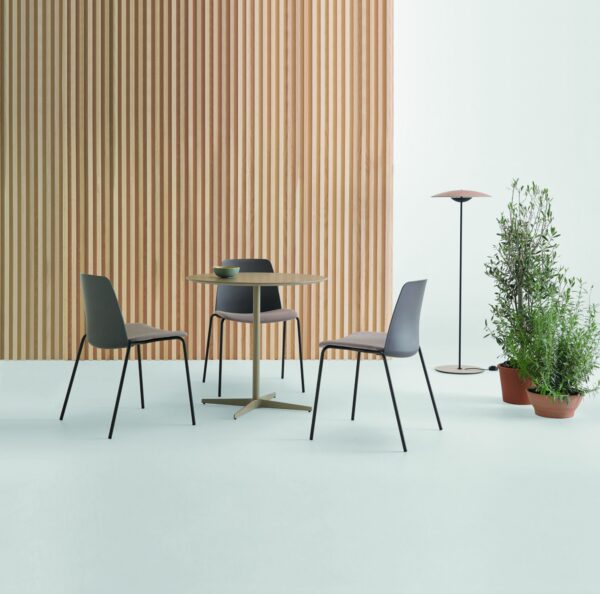 chaise restaurant Inclass Unnia autour de la table de café devant un claustra en bois