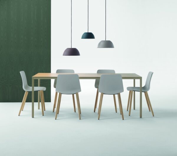 chaise restaurant Inclass Varya grise sur pieds en bois autour d une table