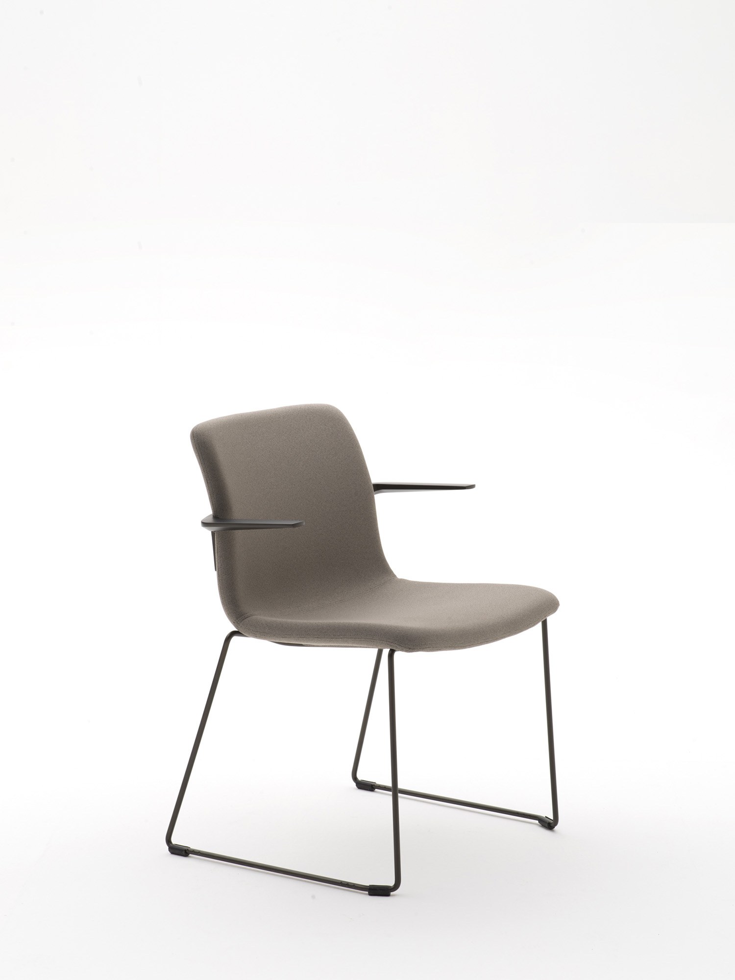 Chaise de réunion Feel par Bralco, piètement luge, accoudoirs en option chaise de réunion Feel Bralco avec accoudoirs fixes en aluminium peint, vue trois quarts
