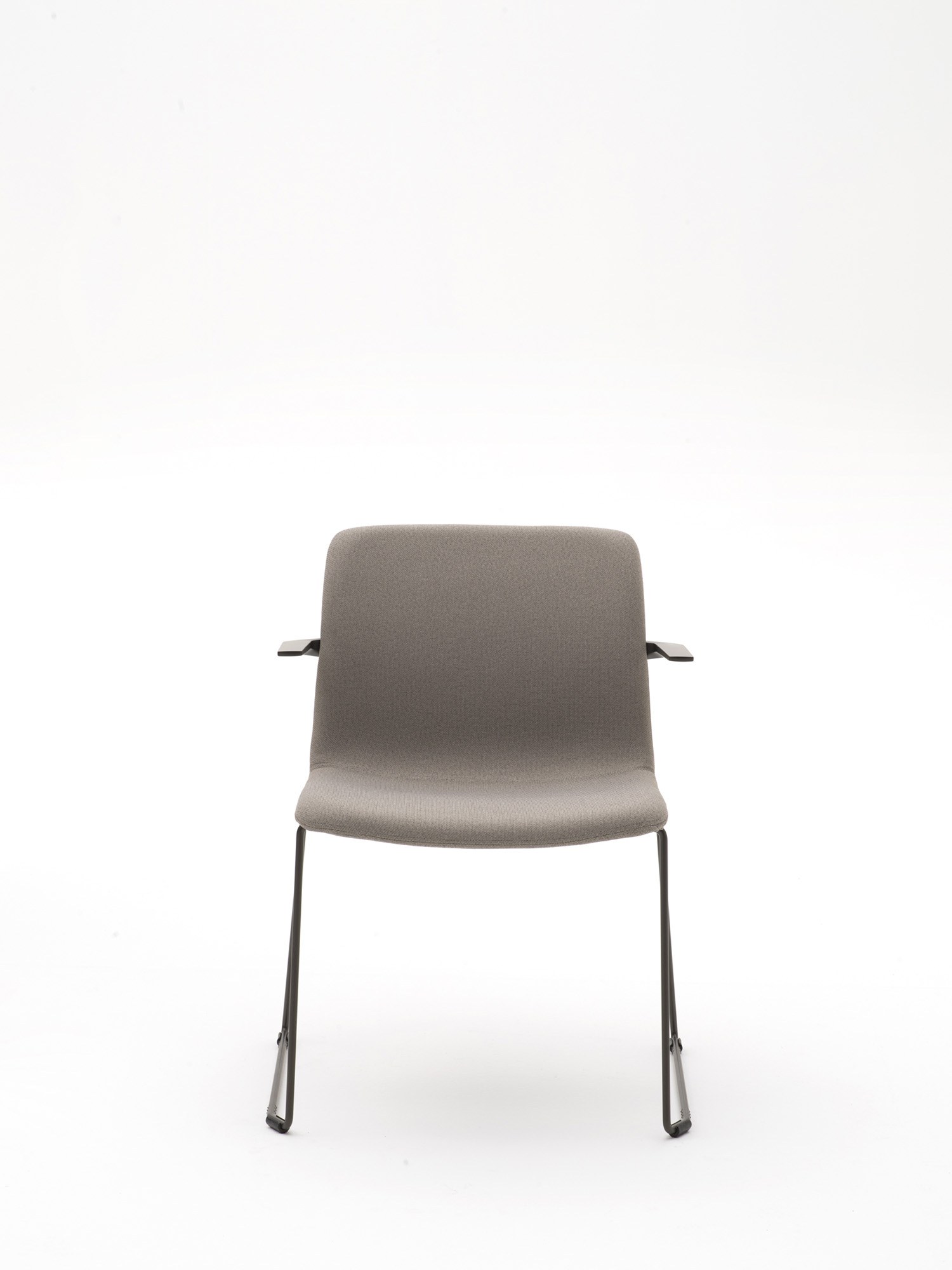 Chaise de réunion Feel par Bralco, piètement luge, accoudoirs en option chaise de réunion Feel Bralco avec accoudoirs, vue de face, tissu taupe
