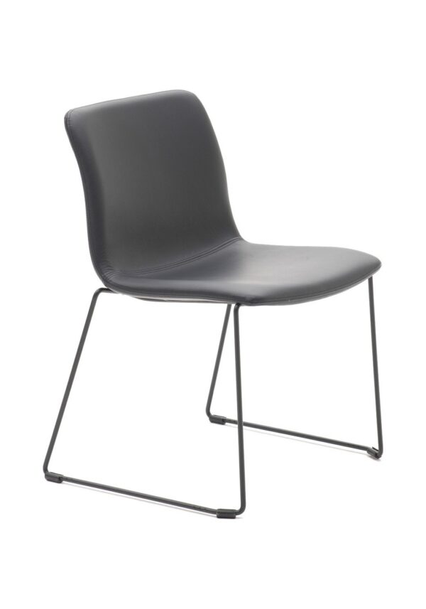 chaise de réunion Feel Bralco garnie de cuir noir sur piètement luge noir, fond blanc