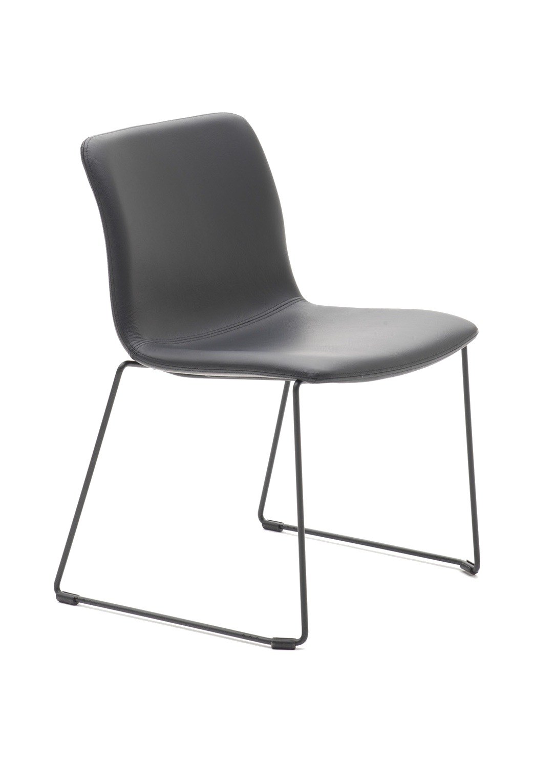 Chaise de réunion Feel par Bralco, piètement luge, accoudoirs en option chaise de réunion Feel Bralco garnie de cuir noir sur piètement luge noir, fond blanc