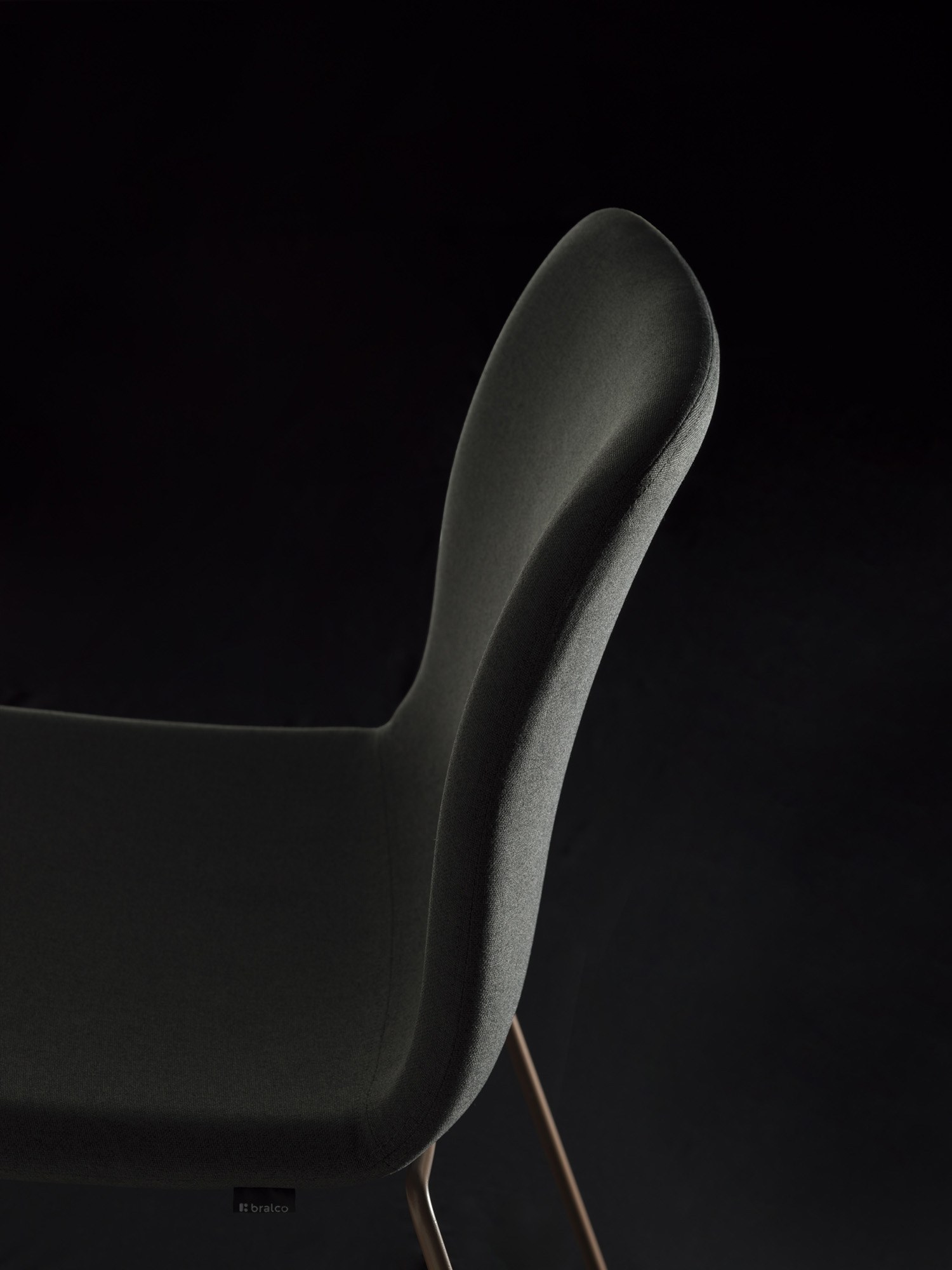 Chaise de réunion Feel par Bralco, piètement luge, accoudoirs en option chaise de réunion Feel Bralco, détail du dossier garni de tissu vert foncé