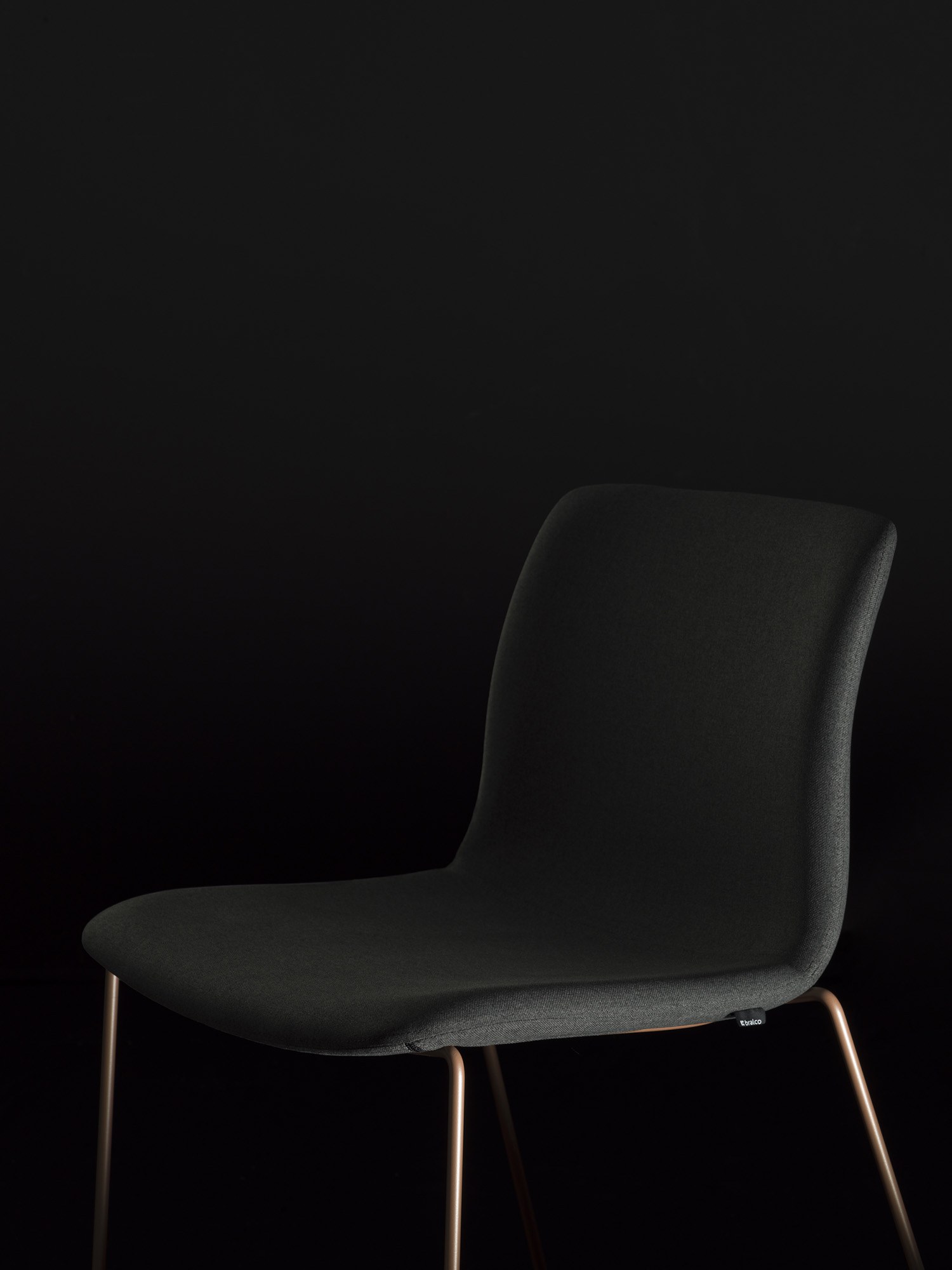 Chaise de réunion Feel par Bralco, piètement luge, accoudoirs en option chaise de réunion Feel Bralco, détail de la coque et du piètement cuivre rose