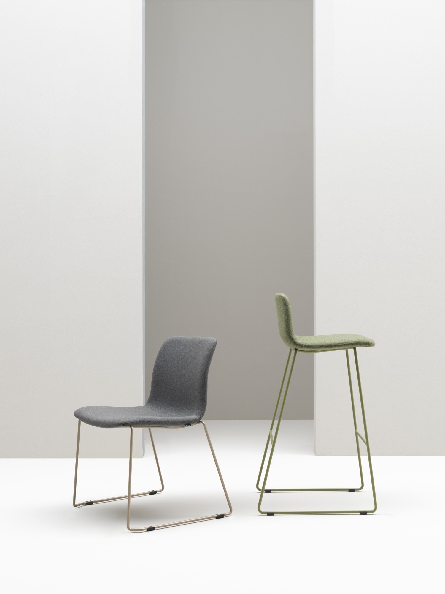 Chaise de réunion Feel par Bralco, piètement luge, accoudoirs en option chaise de réunion Feel Bralco en tissu gris sur piètement luge doré, ambiance de studio