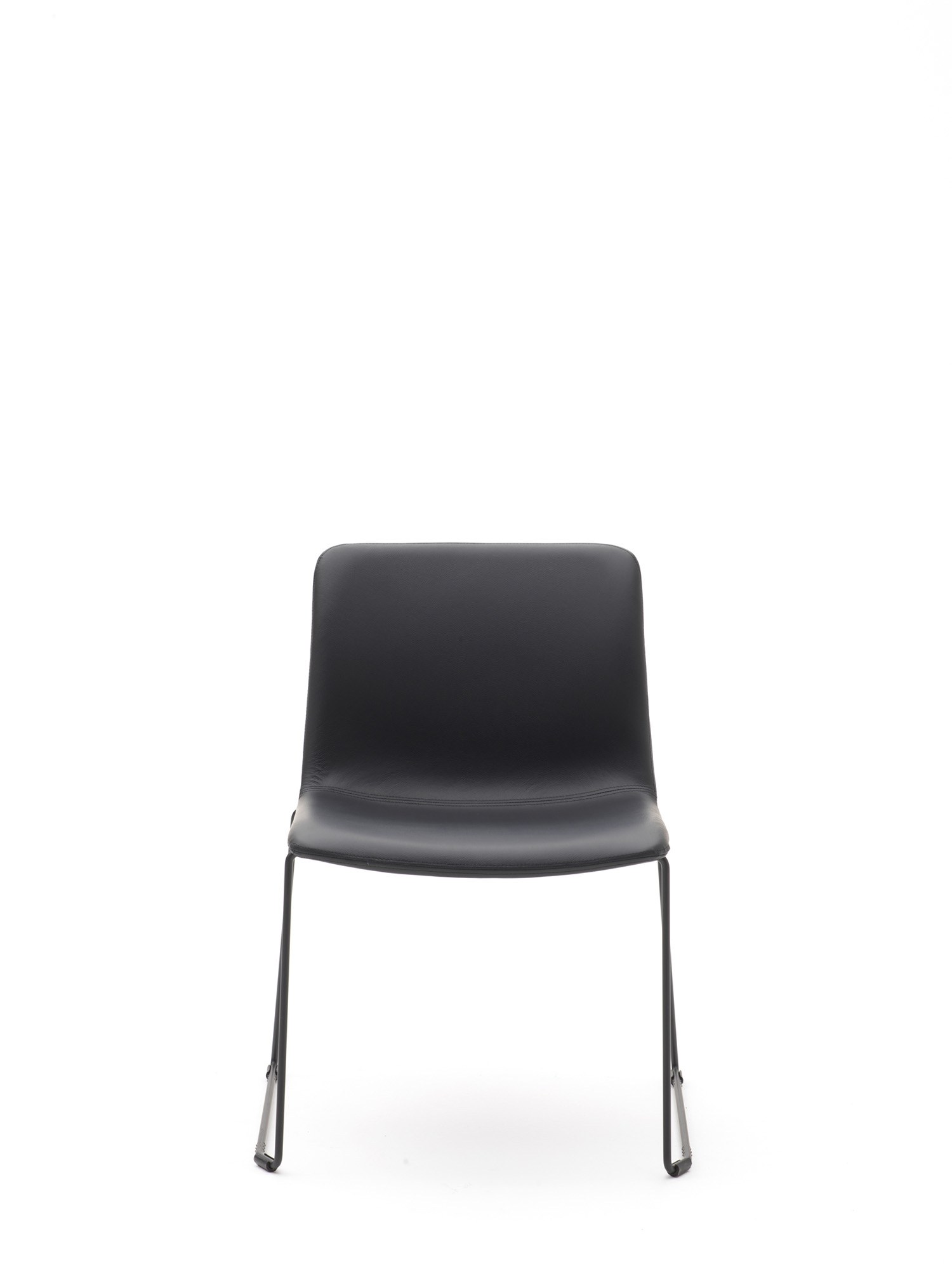 Chaise de réunion Feel par Bralco, piètement luge, accoudoirs en option chaise de réunion Feel Bralco sans accoudoirs, vue de face, revêtement cuir noir