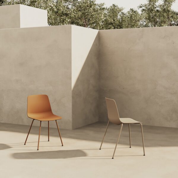 chaise terrasse Inclass Varya Outdoor orange et beige devant un mur enduit en situation