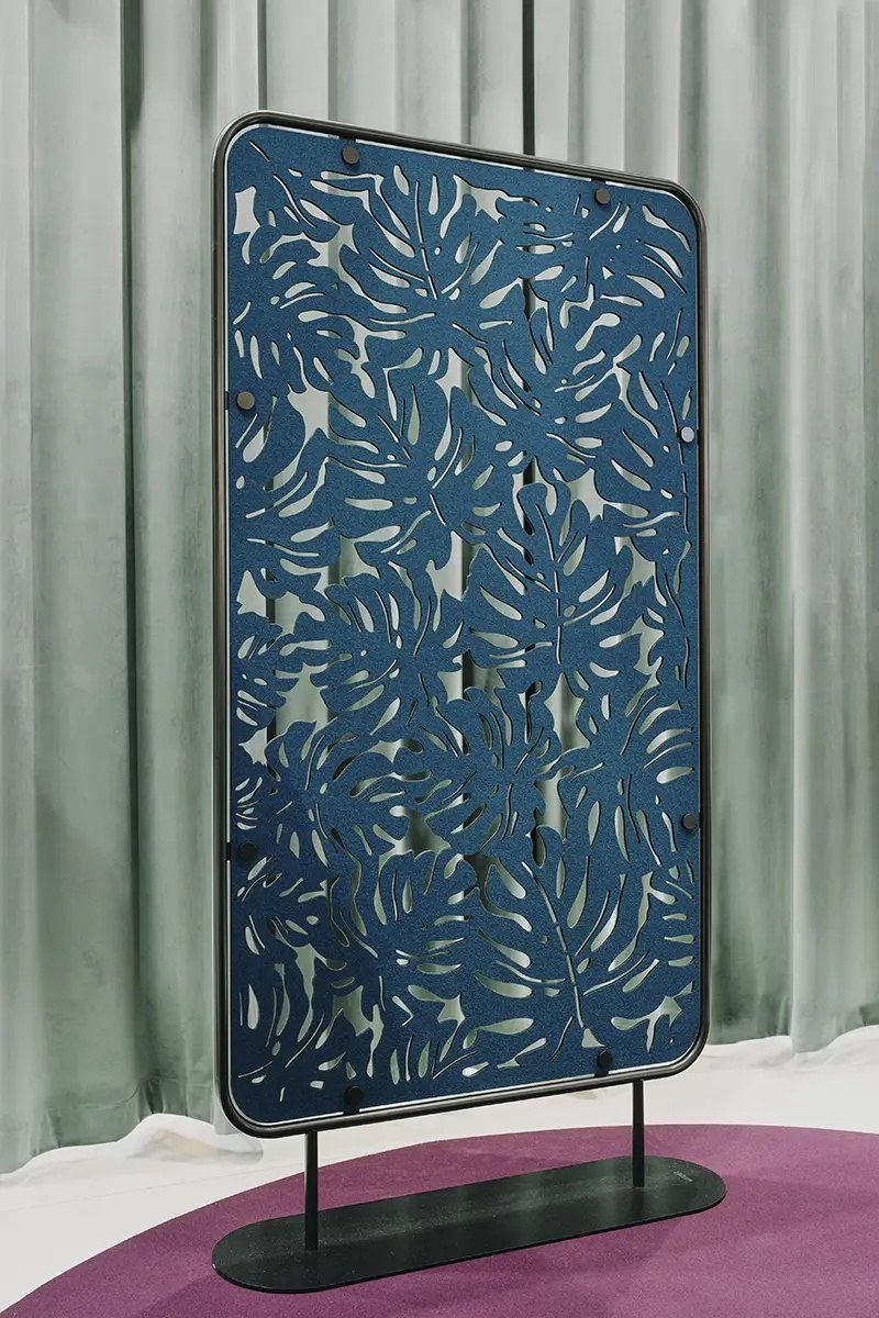 Cloison acoustique Split par Slalom, écran autoportant de 190 cm cloison acoustique autoportante Slalom Split bleue avec decoupe motif monstera