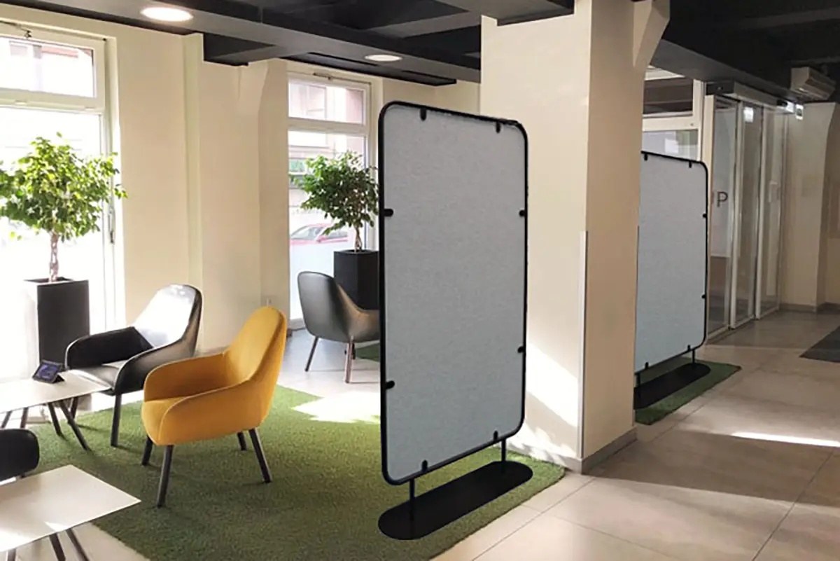 Cloison acoustique Split par Slalom, écran autoportant de 190 cm cloison acoustique autoportante Slalom Split grise dans un espace lounge