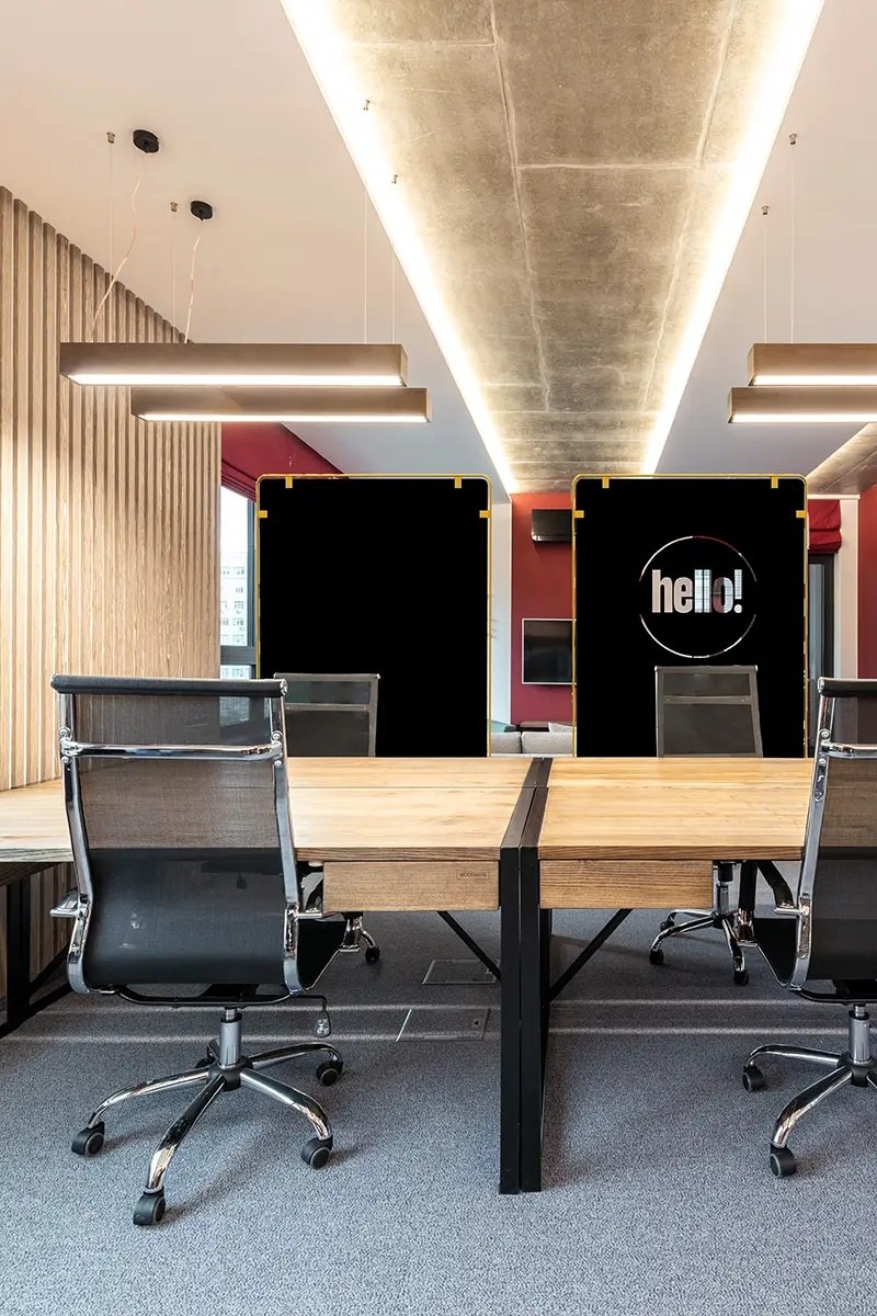 Cloison acoustique Split par Slalom, écran autoportant de 190 cm cloison acoustique autoportante Slalom Split noire a decoupe entre des bureaux partages
