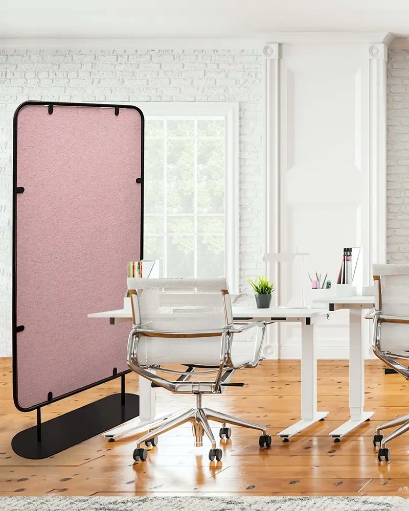 Cloison acoustique Split par Slalom, écran autoportant de 190 cm cloison acoustique autoportante Slalom Split rose derriere un poste de travail