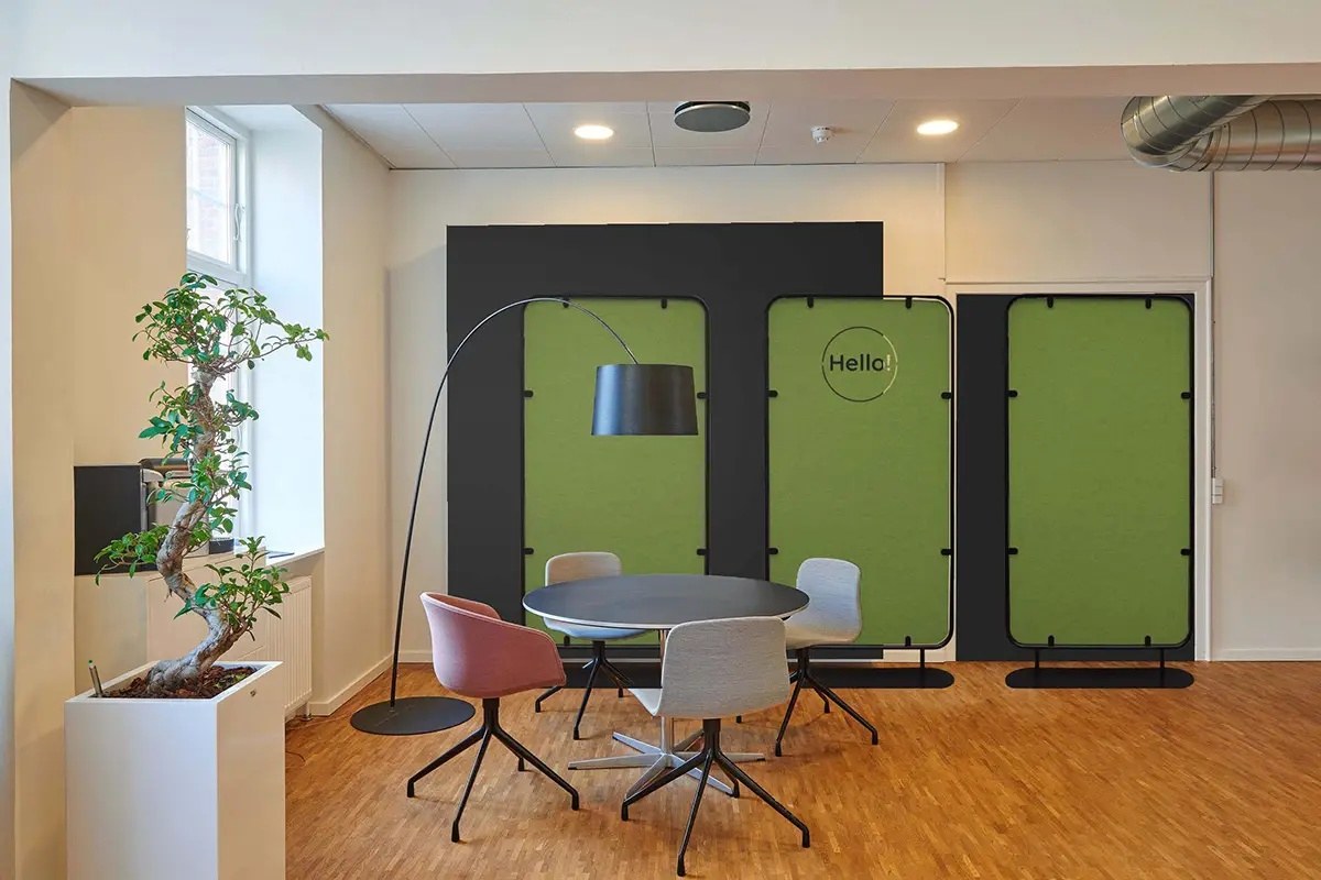 Cloison acoustique Split par Slalom, écran autoportant de 190 cm cloison acoustique autoportante Slalom Split verte autour d une table de reunion