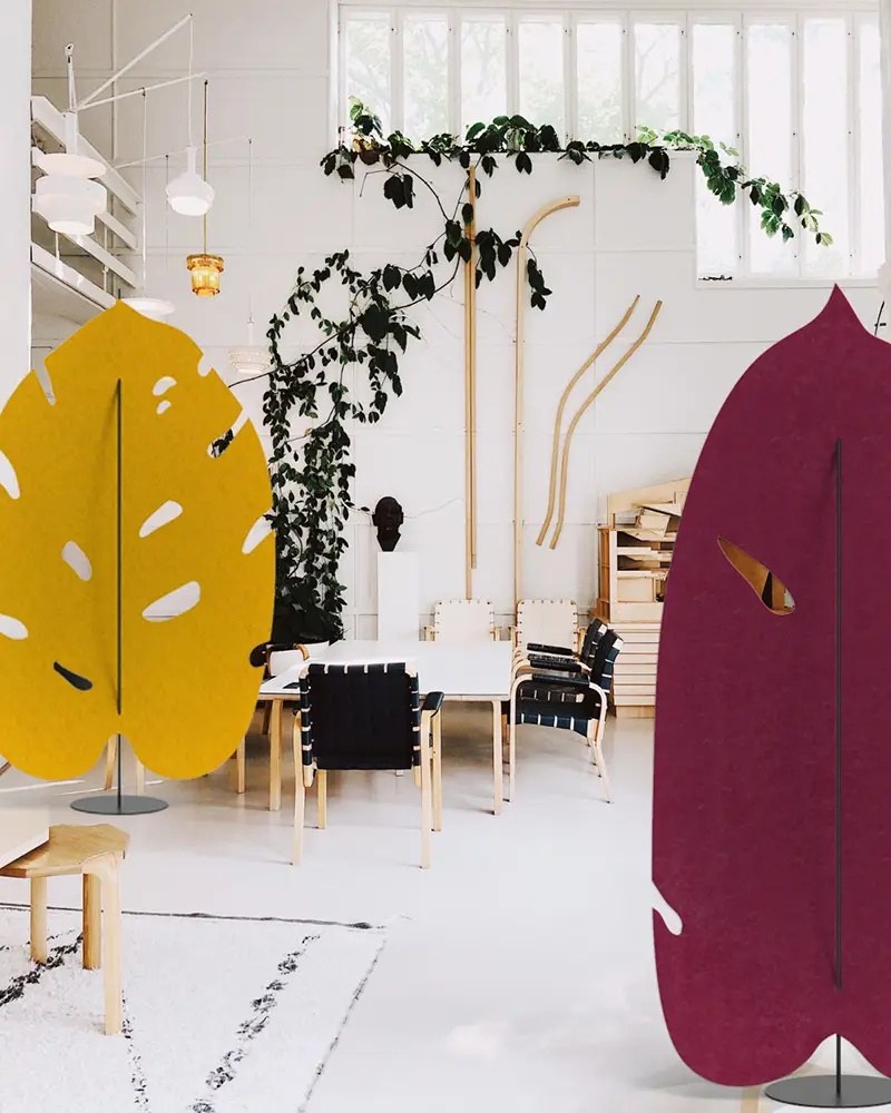 Cloison acoustique Daphne par Slalom, feuilles en feutre bicolore cloison acoustique feuille Slalom Daphne jaune et bordeaux dans un espace de repas lumineux