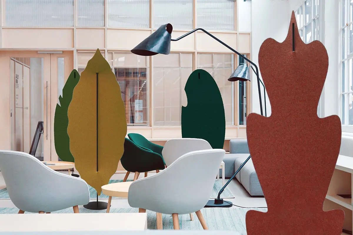 Cloison acoustique Daphne par Slalom, feuilles en feutre bicolore cloison acoustique feuille Slalom Daphne ocre et rouille dans un lounge de bureau