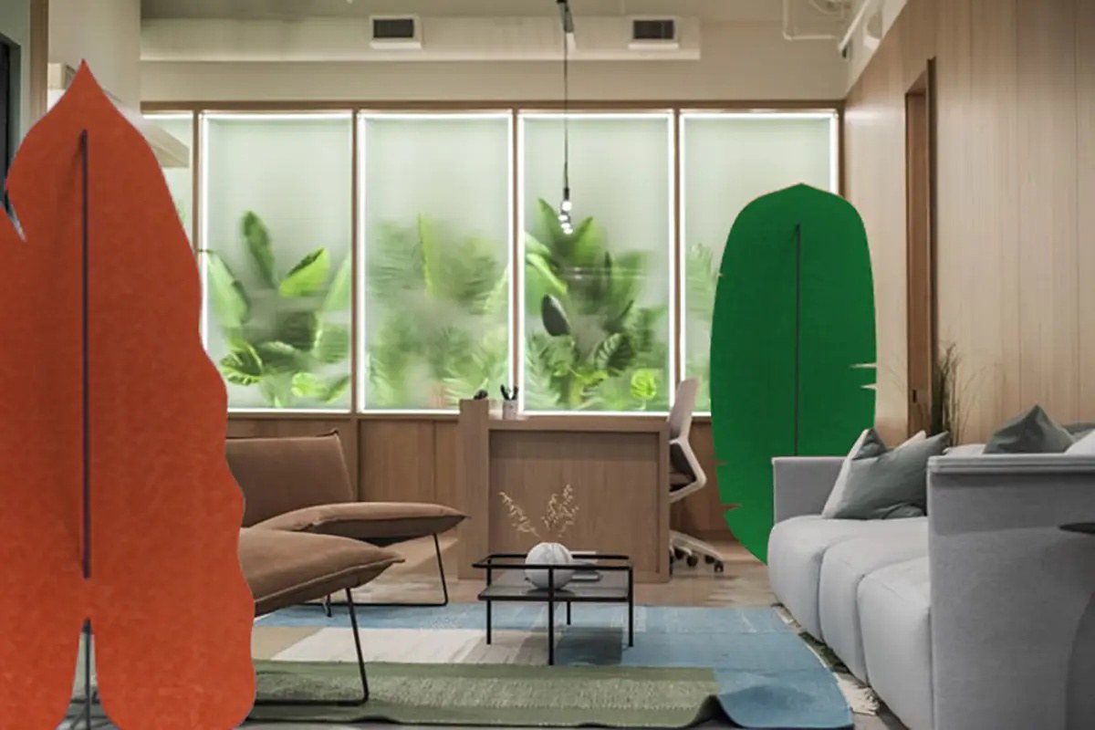 Cloison acoustique Daphne par Slalom, feuilles en feutre bicolore cloison acoustique feuille Slalom Daphne orange et vert devant un espace de detente