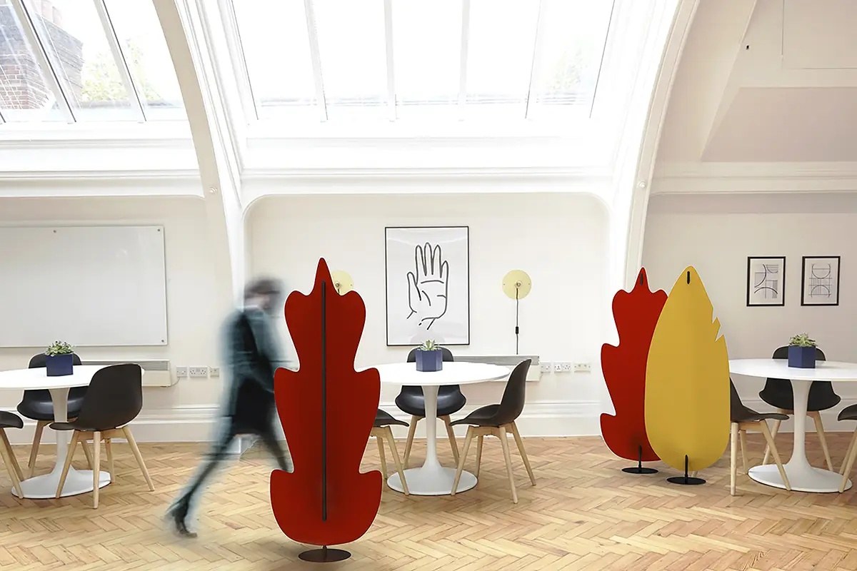 Cloison acoustique Daphne par Slalom, feuilles en feutre bicolore cloison acoustique feuille Slalom Daphne rouge et jaune sous une verriere
