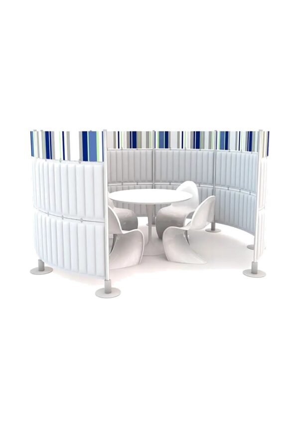 cloison acoustique flexible Slalom ECOflex en alcove circulaire blanche autour d une table, fond blanc