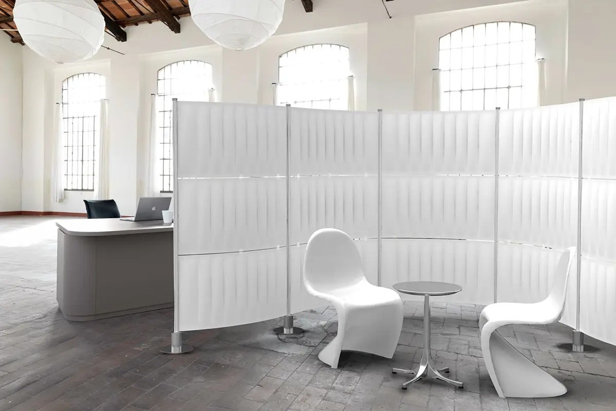 Cloison acoustique ECOflex par Slalom, panneaux flexibles cloison acoustique flexible Slalom ECOflex blanche dans un loft lumineux