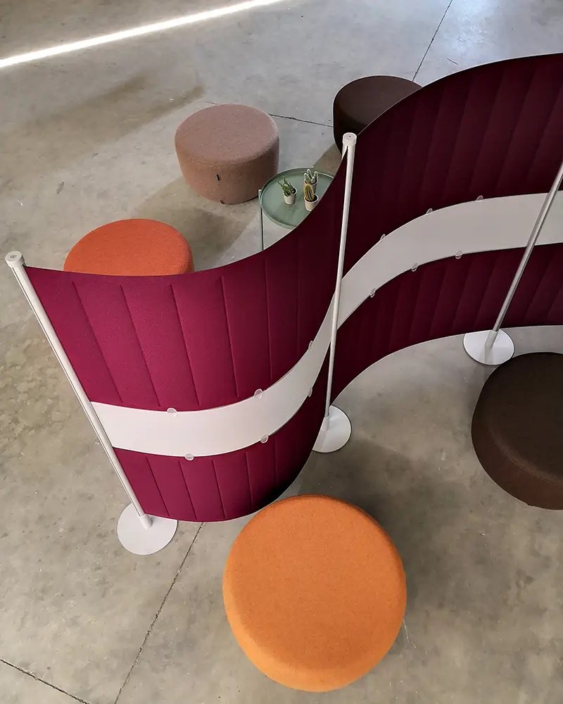 Cloison acoustique ECOflex par Slalom, panneaux flexibles cloison acoustique flexible Slalom ECOflex bordeaux en courbe vue de dessus