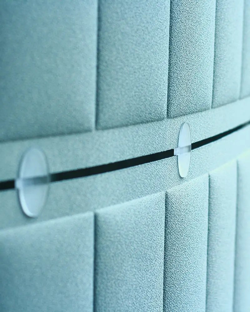 Cloison acoustique ECOflex par Slalom, panneaux flexibles cloison acoustique flexible Slalom ECOflex, detail de l assemblage de deux panneaux bleu ciel