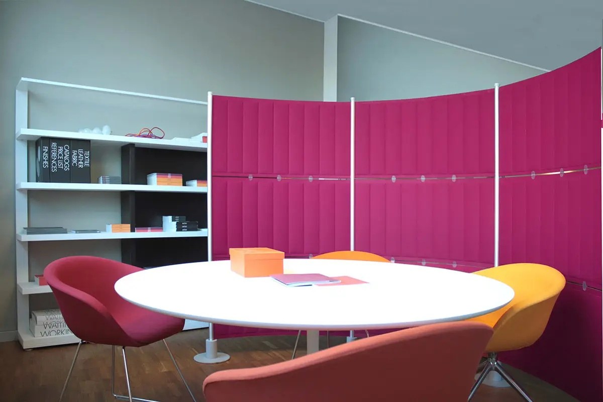 Cloison acoustique ECOflex par Slalom, panneaux flexibles cloison acoustique flexible Slalom ECOflex fuchsia autour d une table de reunion ronde