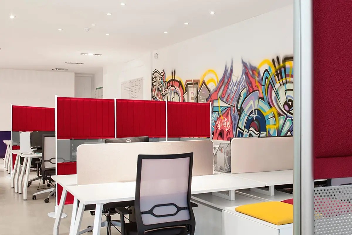 Cloison acoustique ECOflex par Slalom, panneaux flexibles cloison acoustique flexible Slalom ECOflex rouge entre des postes d open space