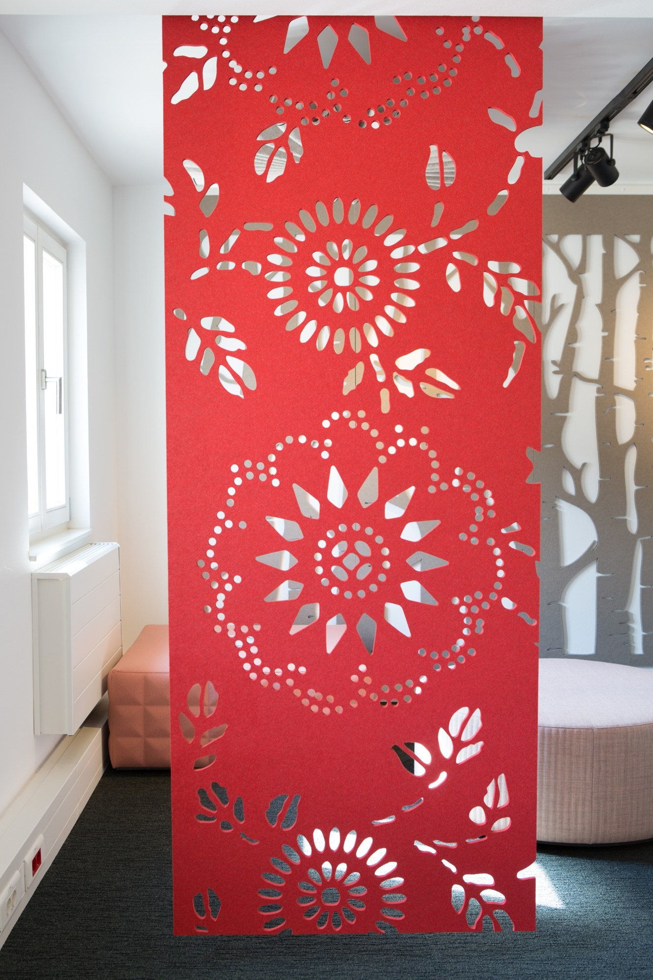 Cloison suspendue BuzziFalls par BuzziSpace, feutre à motifs découpés cloison suspendue BuzziFalls en feutre rouge au motif Orient dans un espace de détente