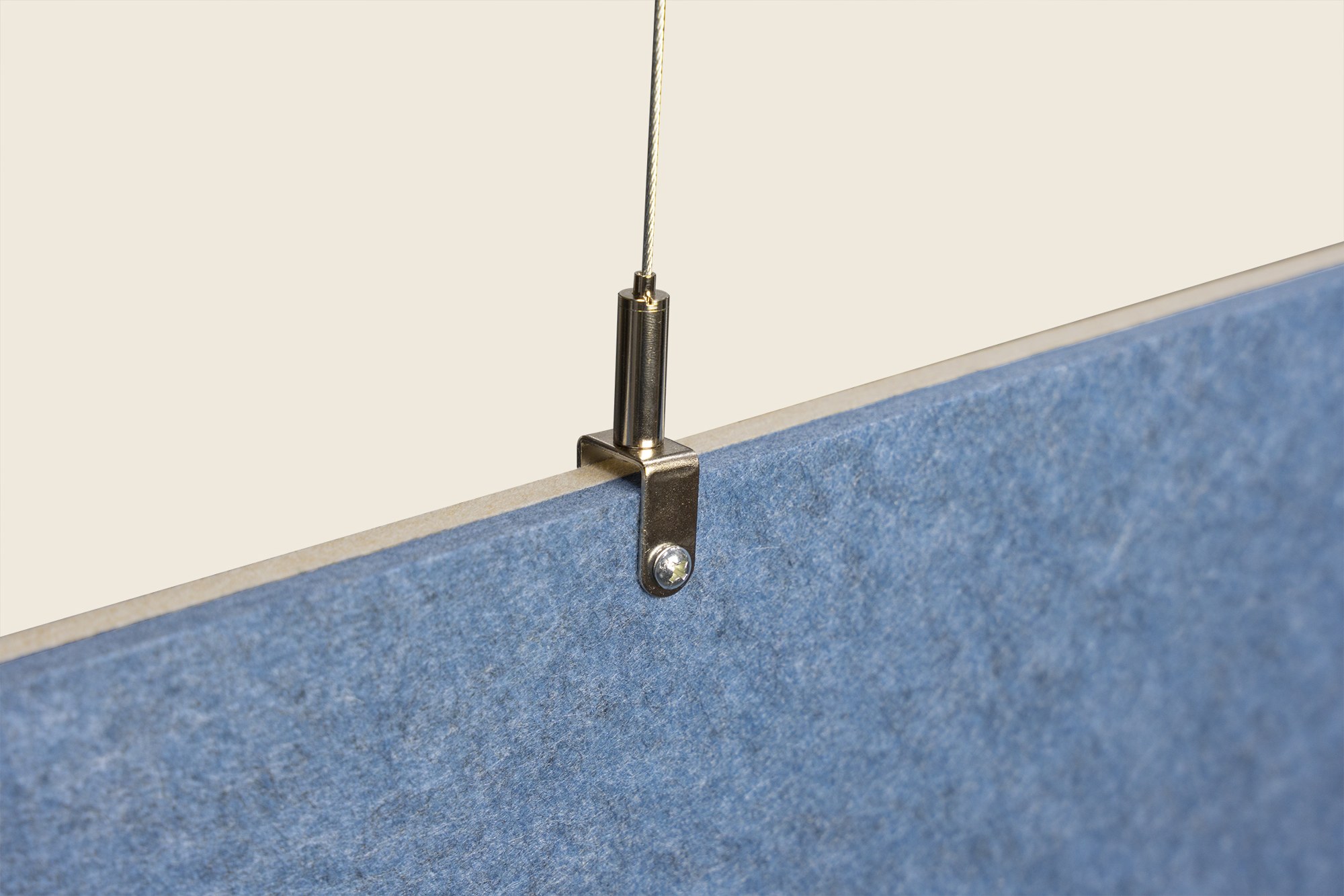 Cloison suspendue Creative Divider Panels par Chameleon cloison suspendue Creative Divider Chameleon, détail de la fixation par câble en acier sur un panneau de feutre bleu