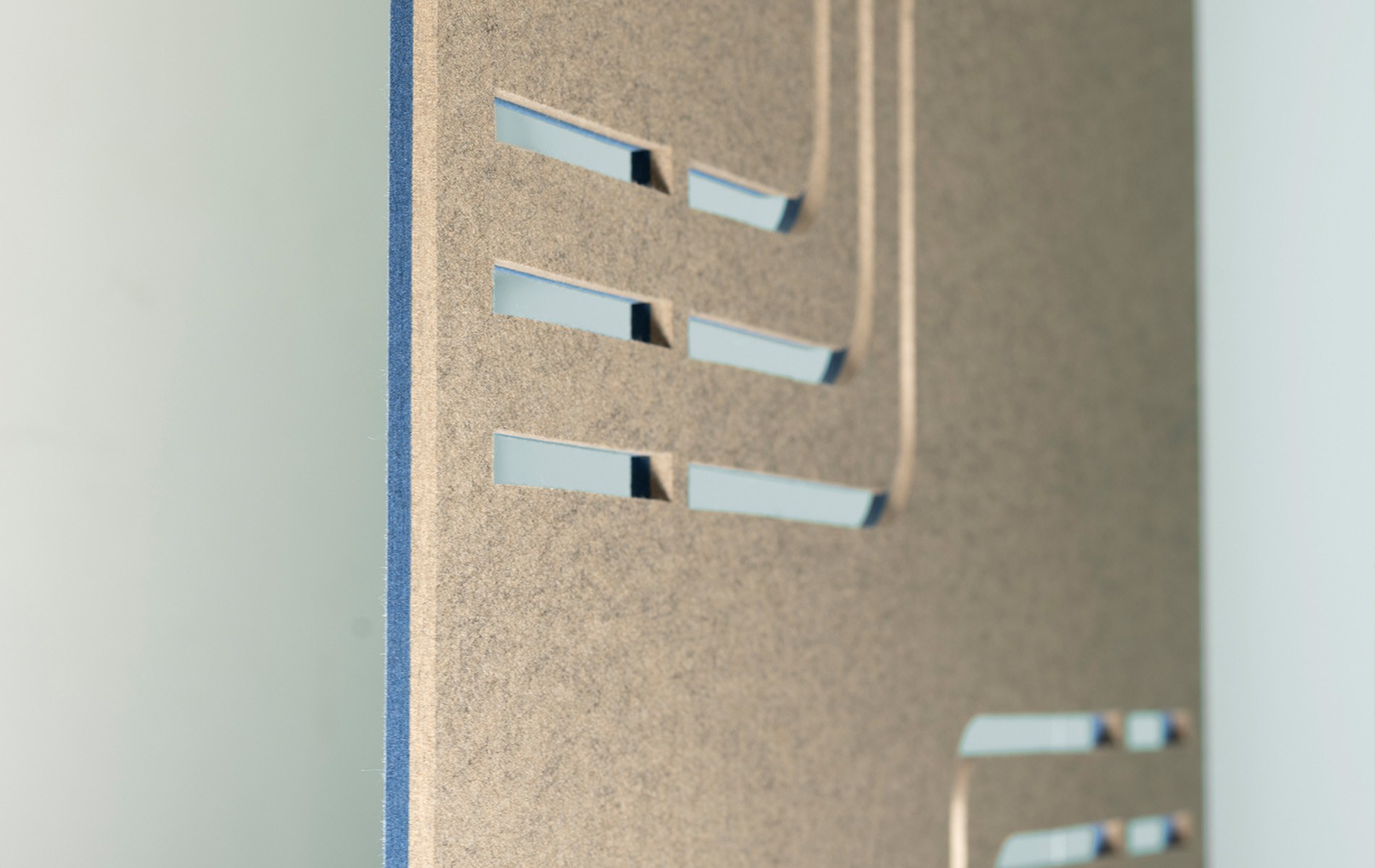 Cloison suspendue Creative Divider Panels par Chameleon cloison suspendue Creative Divider Chameleon, détail de la découpe traversante et de la couche arrière bleue