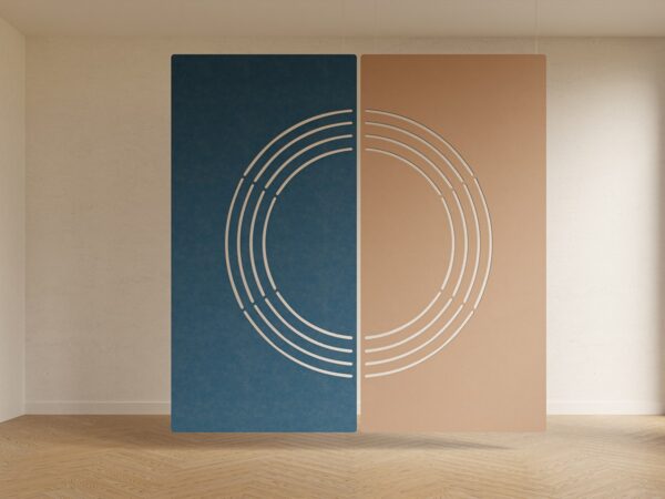 cloison suspendue Creative Divider Chameleon, panneaux de feutre bleu et terracotta suspendus dans une pièce, motif DP08 de cercles concentriques