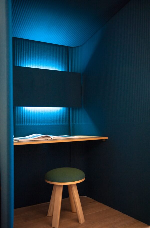 cocon acoustique BuzziBooth BuzziSpace en tissu bleu pétrole avec plan de travail et tabouret