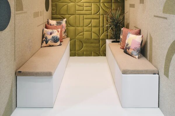 coussin acoustique Slalom Cushion, assises beiges sur les banquettes d'une alcôve