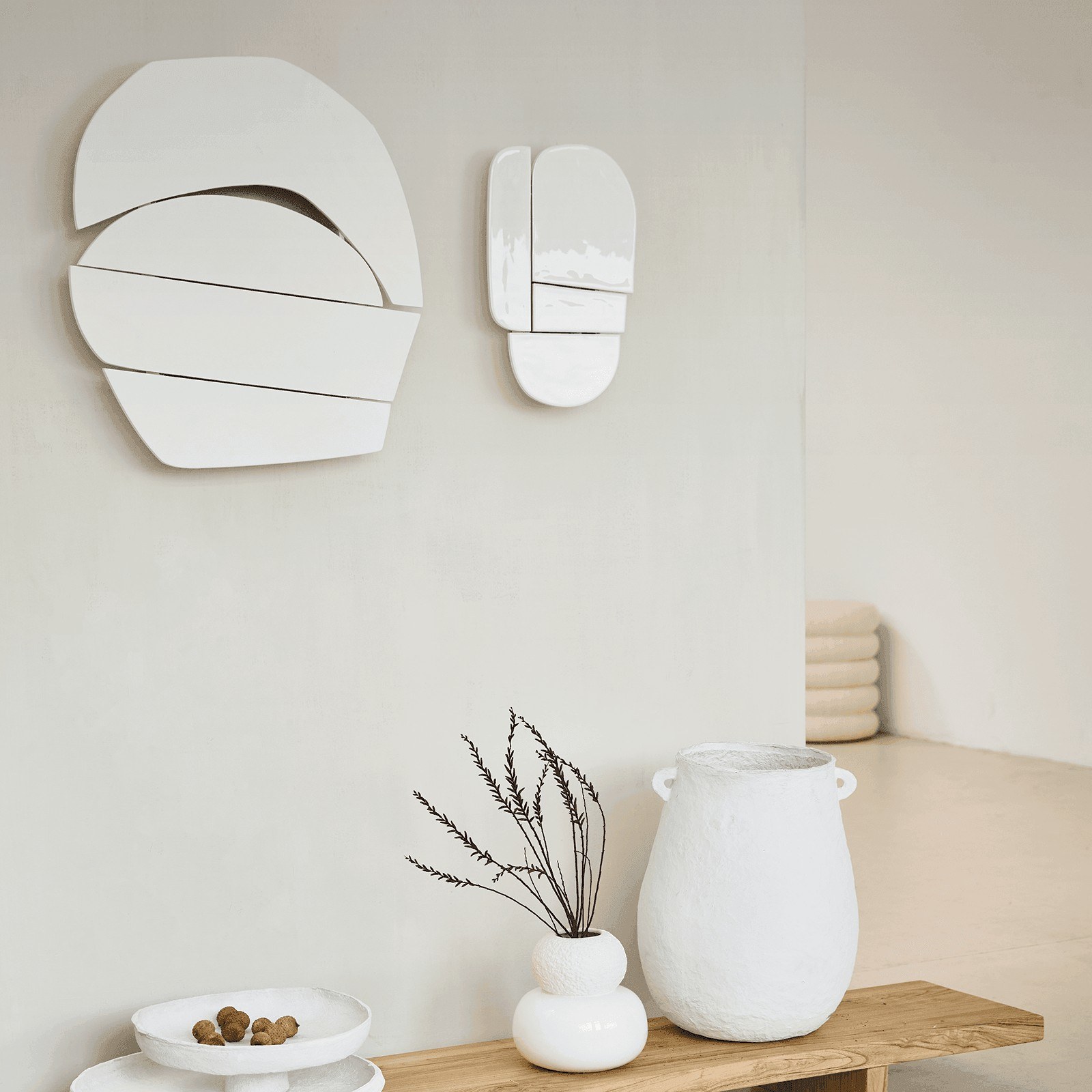 Décoration murale Bloc de bois par Urban Nature Culture, MDF mat décoration murale MDF Bloc de bois Urban Nature Culture, coloris blanc cassé au-dessus d'un banc en bois