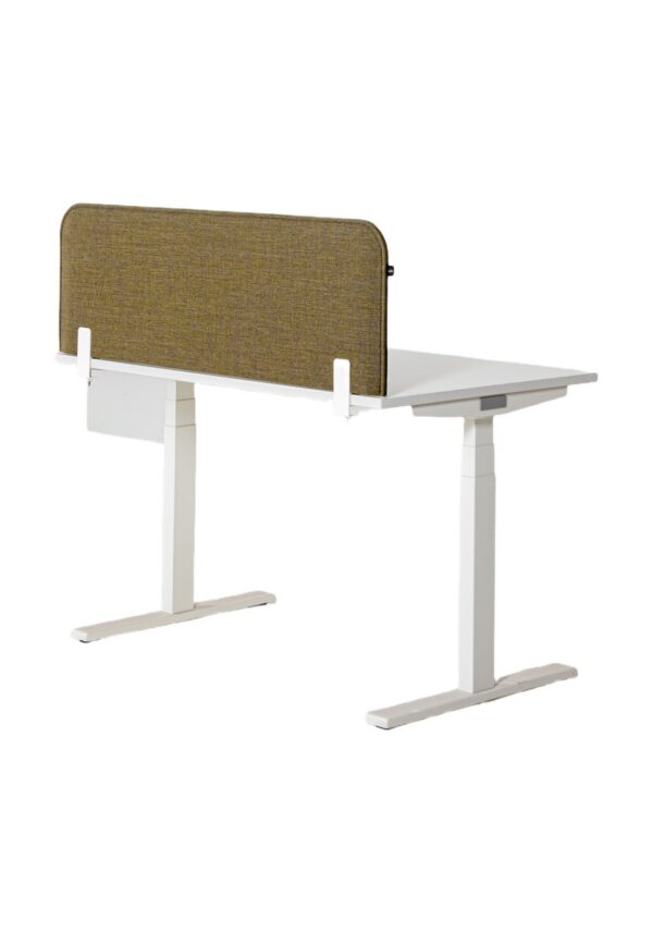 écran acoustique BuzziDesk BuzziSpace en tissu vert olive fixé sur un bureau réglable, fond blanc