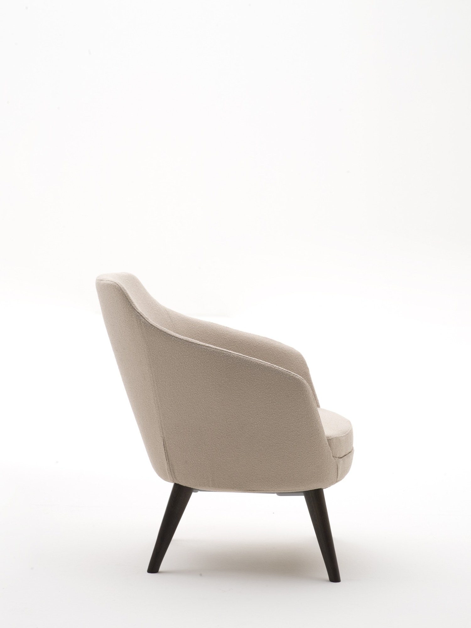 Fauteuil d'accueil Setar par Bralco, canapé 2 places, luge ou pieds bois fauteuil Setar Bralco de profil, dossier haut et pieds en bois massif peints